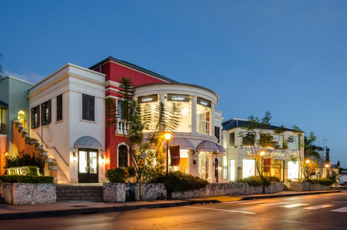 This elegant cliff-top eatery ‘bubbles’ with atmosphere and has well earned its fiercely loyal clientele of locals and visitors.